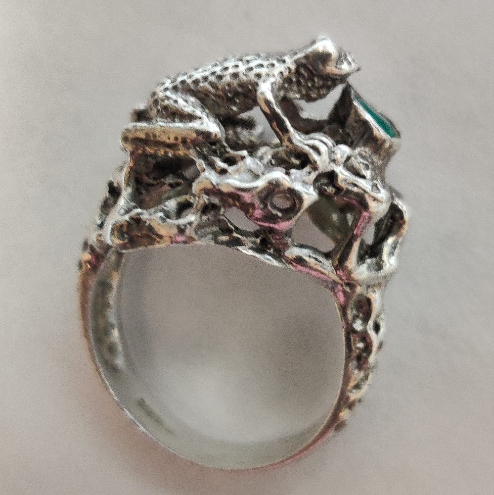 Vintage Sterling Silver Frog on a lily pad sculptured dome ring with emerald